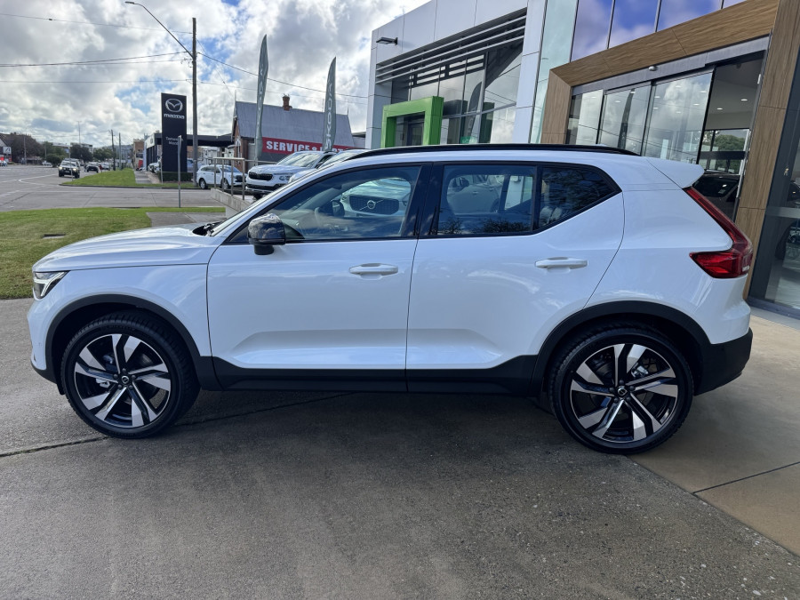 2026 Volvo XC40 XZ Ultra B4 Dark SUV Image 8