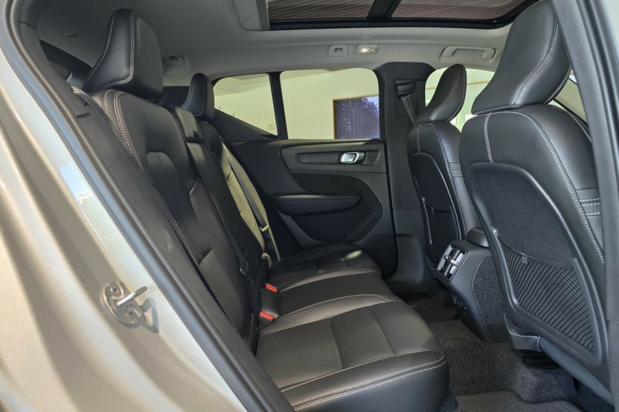 2025 Volvo XC40 XZ Ultra B4 Bright SUV Image 14