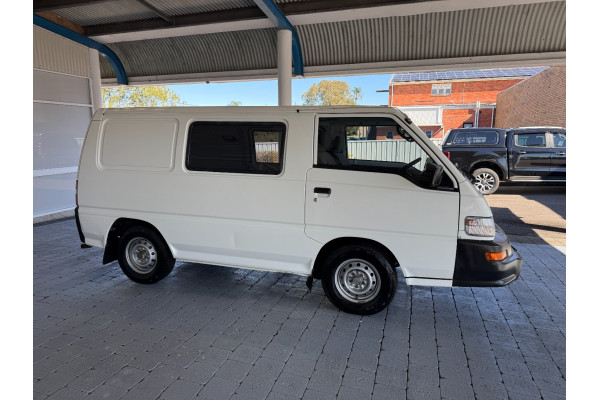 2008 Mitsubishi Express Van