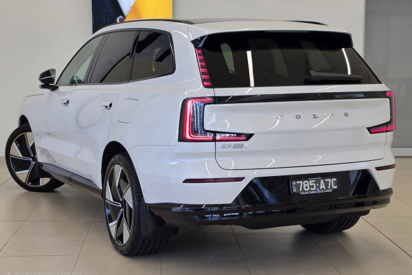 2026 Volvo EX90  Ultra Twin Motor Performance SUV Image 3