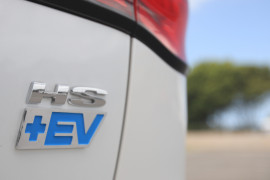 How does the HS Plus EV transmission work?