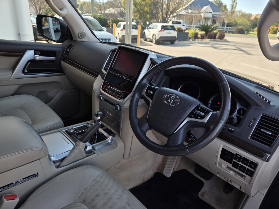 2019 Toyota LandCruiser VDJ200R VX SUV Image 16