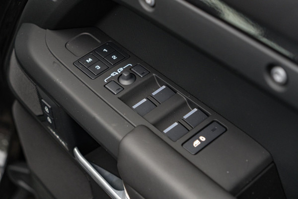 2026 Land Rover Defender L663 110 D350 X-Dynamic SE SUV image 18