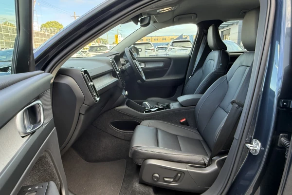 2026 Volvo XC40 XZ Ultra B4 Bright SUV Image 13