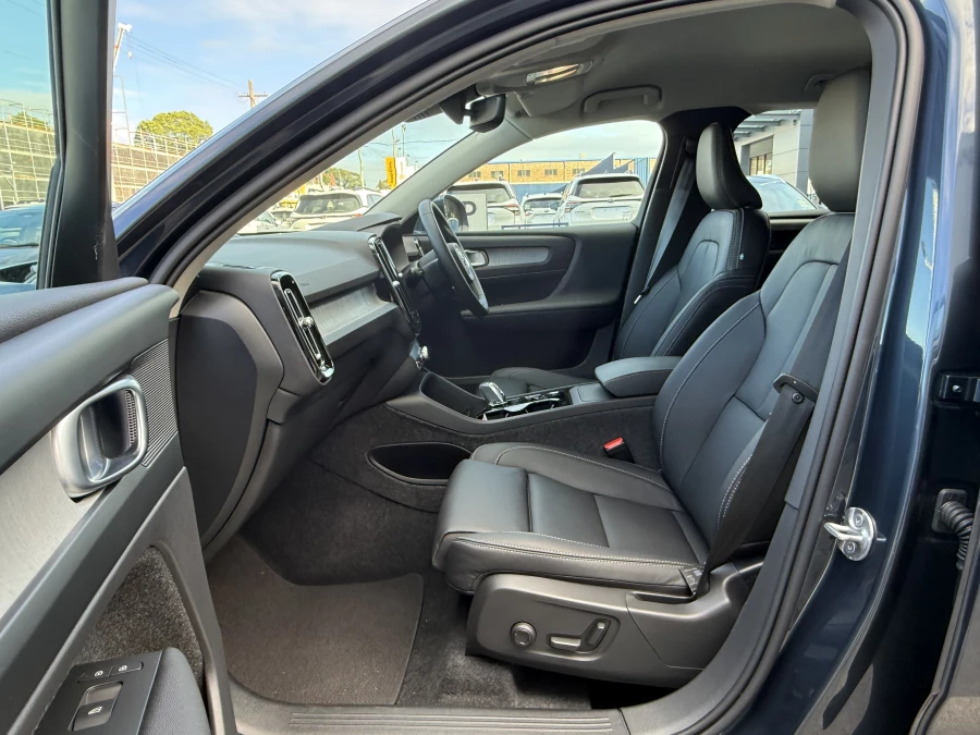 2026 Volvo XC40 XZ Ultra B4 Bright SUV Image 13