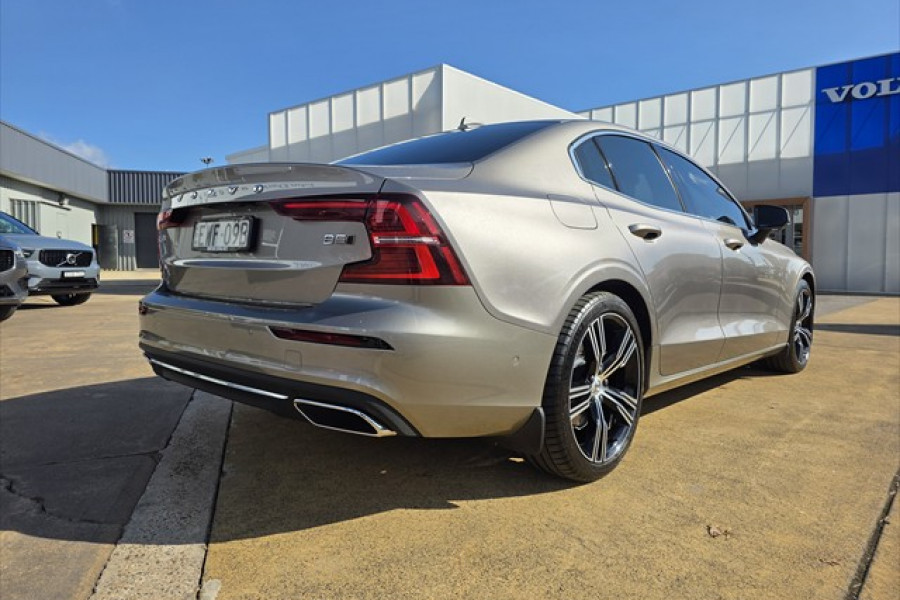 2022 Volvo S60  B5 Inscription Sedan Image 14