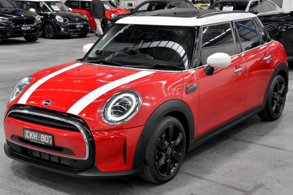 2022 MINI Cooper F55 LCI-2 C Classic Hatch image 25