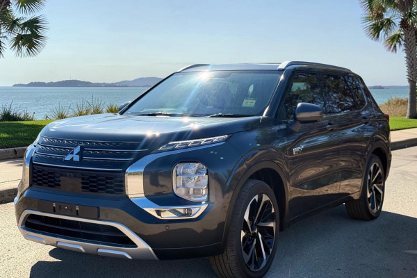 2025 MY24 Mitsubishi Outlander ZM PHEV Exceed SUV Image 3