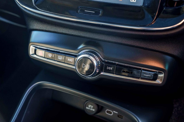 2025 Volvo XC40  Ultra B4 Dark SUV Image 19