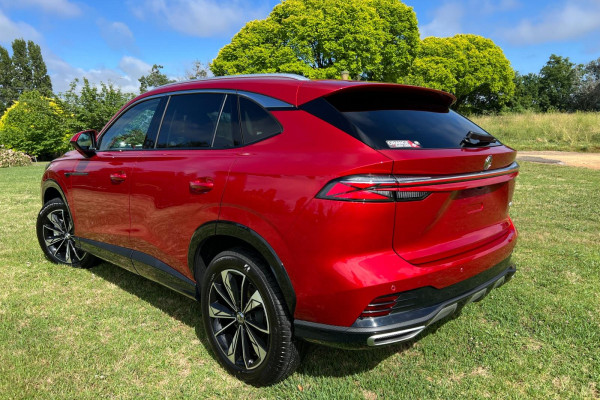 2024 MY24.5 MG HS AS33 Essence SUV Image 5