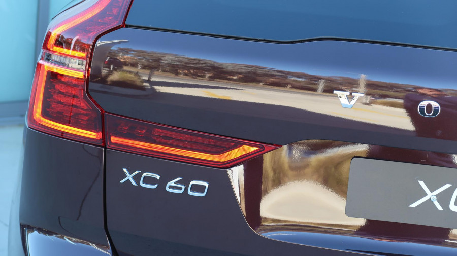 2025 Volvo XC60 UZ Plus T8 Plug-in Hybrid Dark SUV Image 26