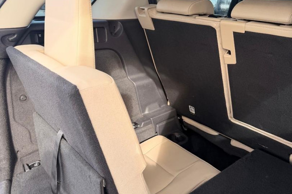 2015 Land Rover Discovery Sport L550 TD4 HSE SUV Image 16