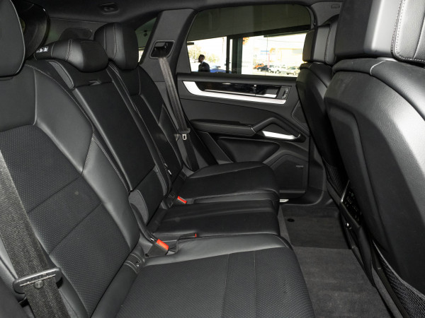 2025 Porsche Cayenne E-Hybrid SUV image 11