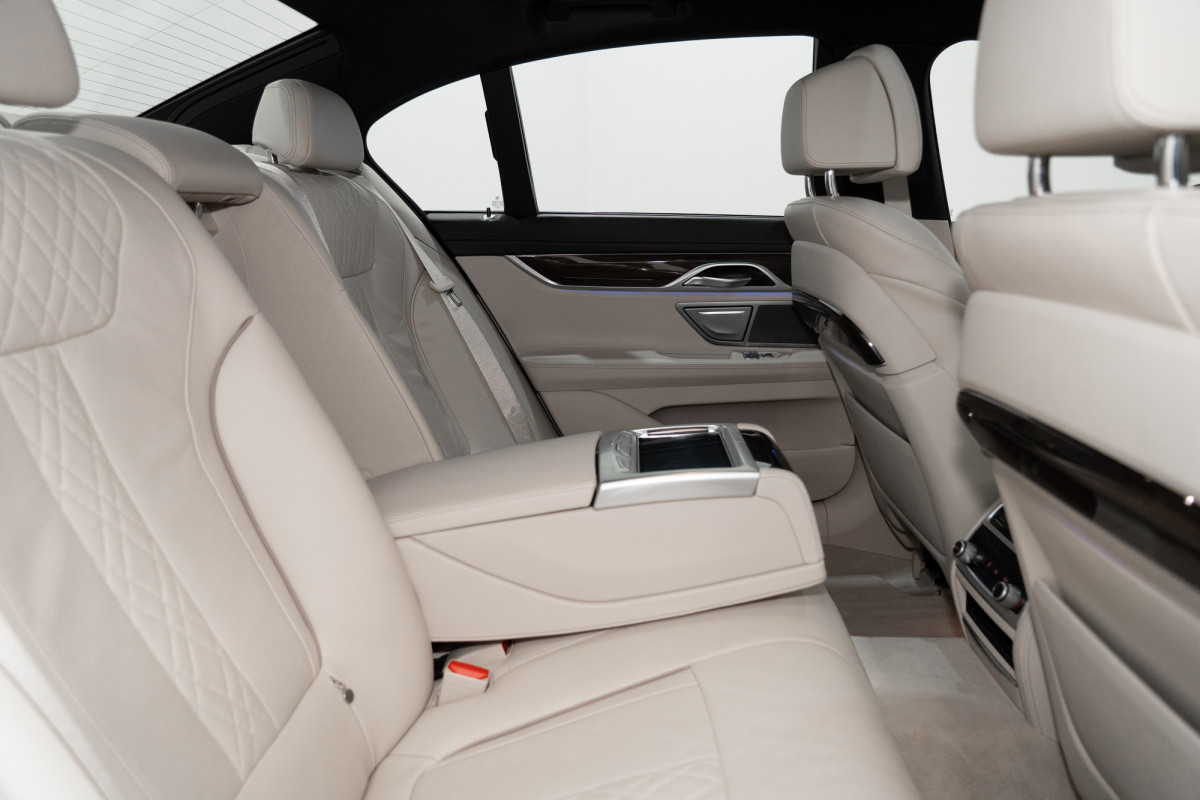 2020 BMW 7 45e M Sport Phev Sedan Image 3