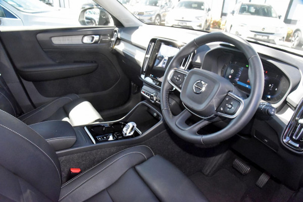 2023 Volvo XC40  Ultimate B5 Dark SUV Image 4