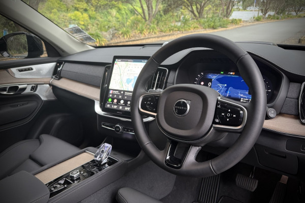 2026 Volvo XC90 L Series Ultra T8 Plug-in Hybrid Dark SUV Image 9