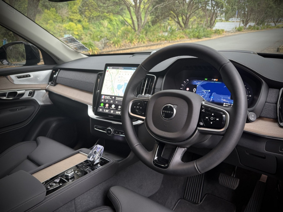 2026 Volvo XC90 L Series Ultra T8 Plug-in Hybrid Dark SUV Image 9