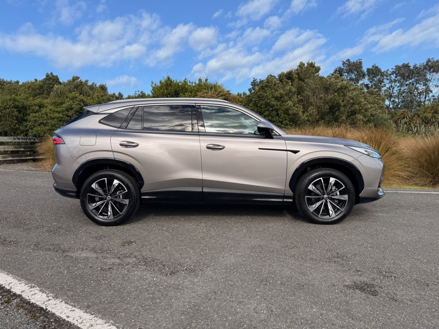 2026 MY25 MG HS AS33 Essence SUV Image 2