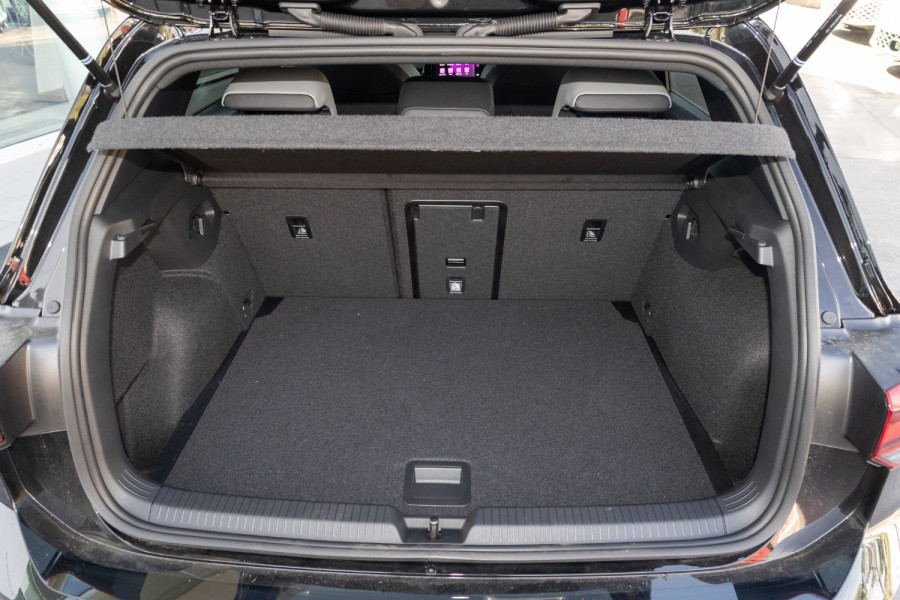 2024 Volkswagen Golf 8 110TSI R-Line Hatch Image 15