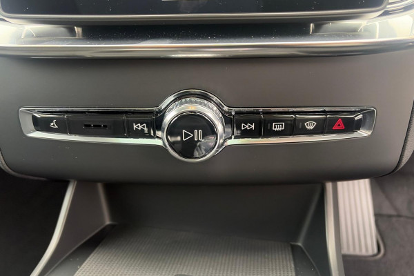 2025 MY26 Volvo XC90 L Series Plus T8 Plug-in Hybrid Dark SUV Image 17