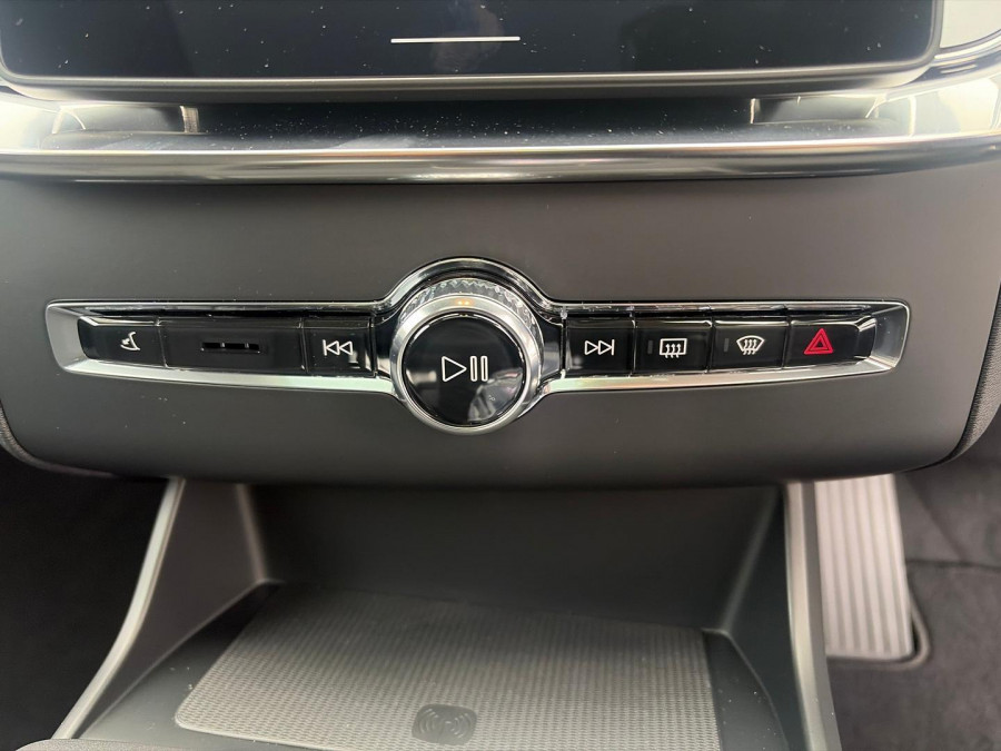 2025 MY26 Volvo XC90 L Series Plus T8 Plug-in Hybrid Dark SUV Image 17