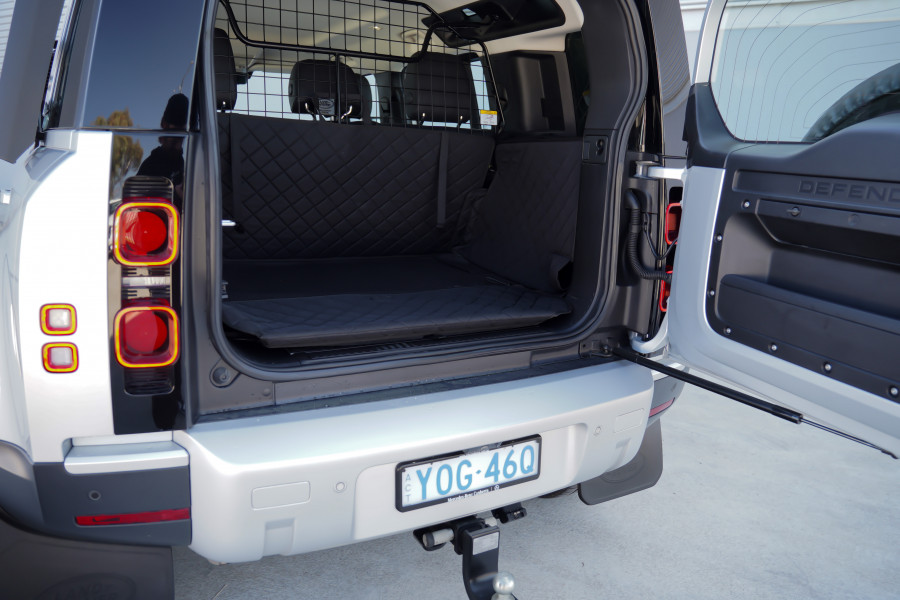 2020 Land Rover Defender L663 SE Wagon Image 48