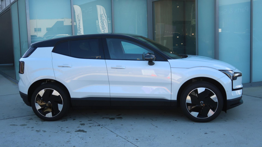 2025 Volvo EX30  Single Motor Extended Range Ultra SUV Image 5