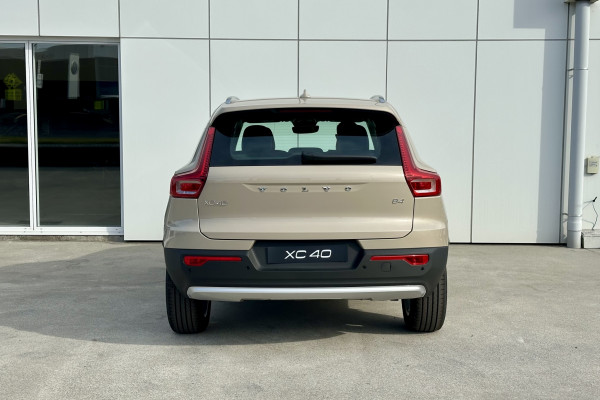 2025 Volvo XC40 XZ Plus B4 SUV Image 6