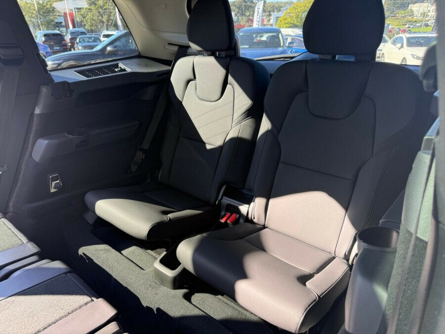 2026 Volvo XC90 L Series Plus T8 Plug-in Hybrid Dark SUV Image 21