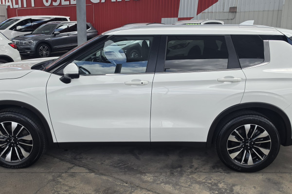 2025 Mitsubishi Outlander ZM LS SUV Image 4