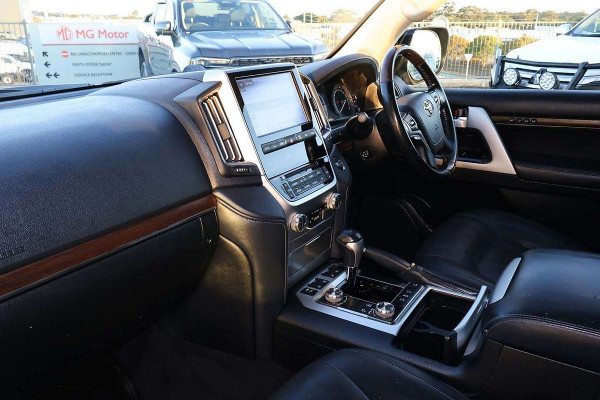 2018 Toyota LandCruiser VDJ200R Sahara SUV Image 8
