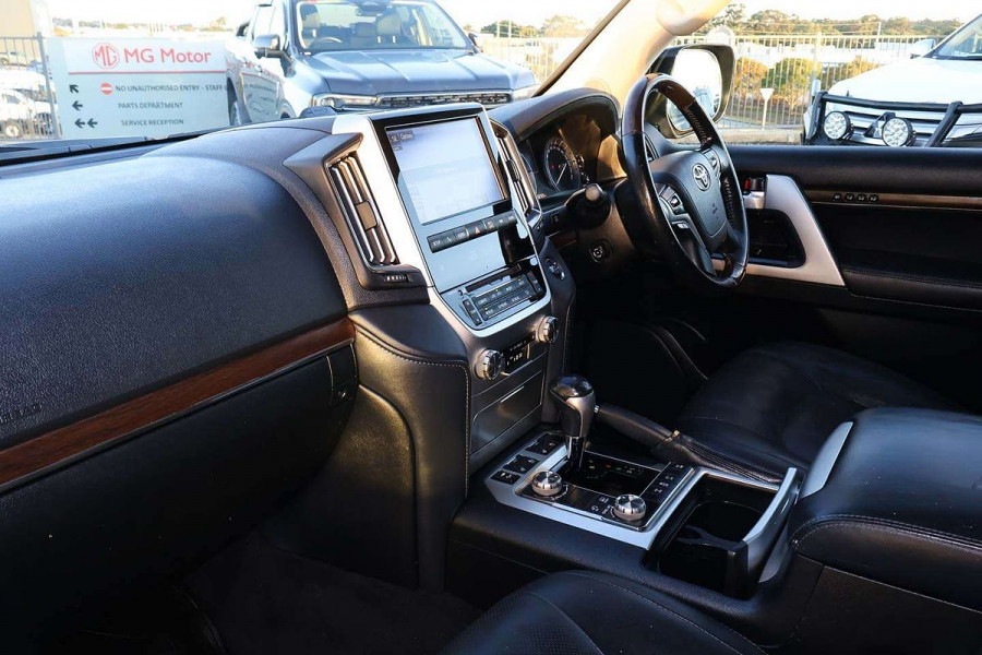 2018 Toyota LandCruiser VDJ200R Sahara SUV Image 8