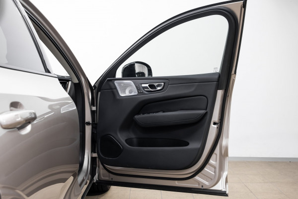 2025 Volvo XC60 UZ B5 Ultra Dark 2L Petrol AWD SUV Image 9