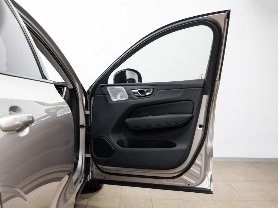 2025 Volvo XC60 UZ B5 Ultra Dark 2L Petrol AWD SUV Image 9