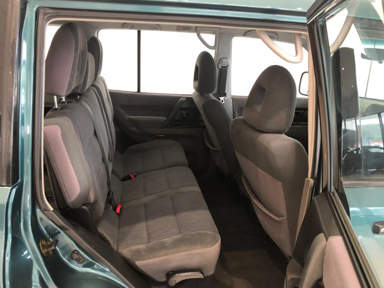 Mitsubishi Pajero III rear passenger compartment