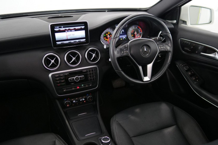 2014 Mercedes-Benz A Class W176 A200 Hatchback Image 5