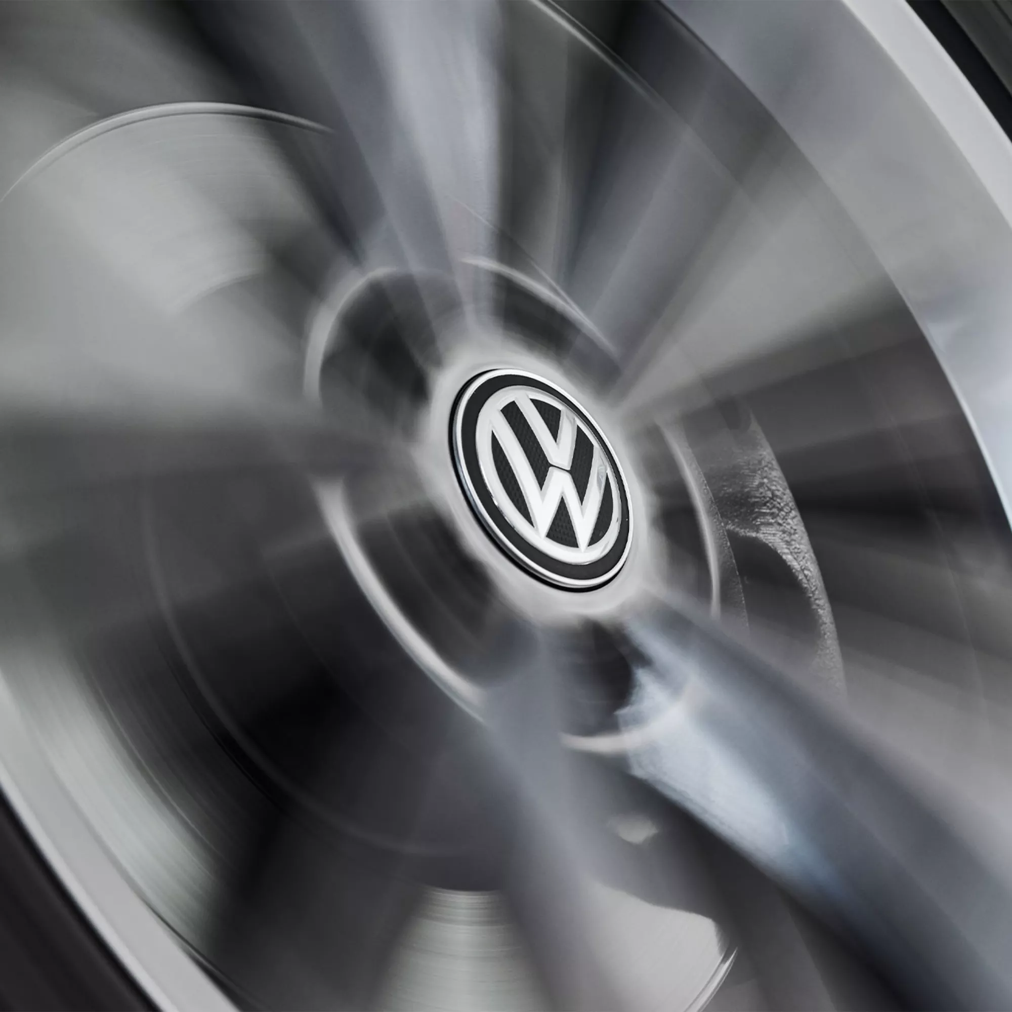 Dynamic hub cap