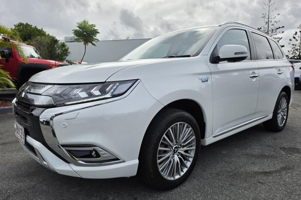 2021 Mitsubishi Outlander ZL PHEV Exceed SUV Image 3