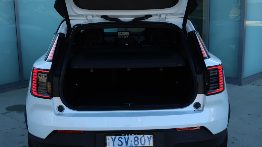 2025 Volvo EX30  Single Motor Extended Range Ultra SUV Image 23