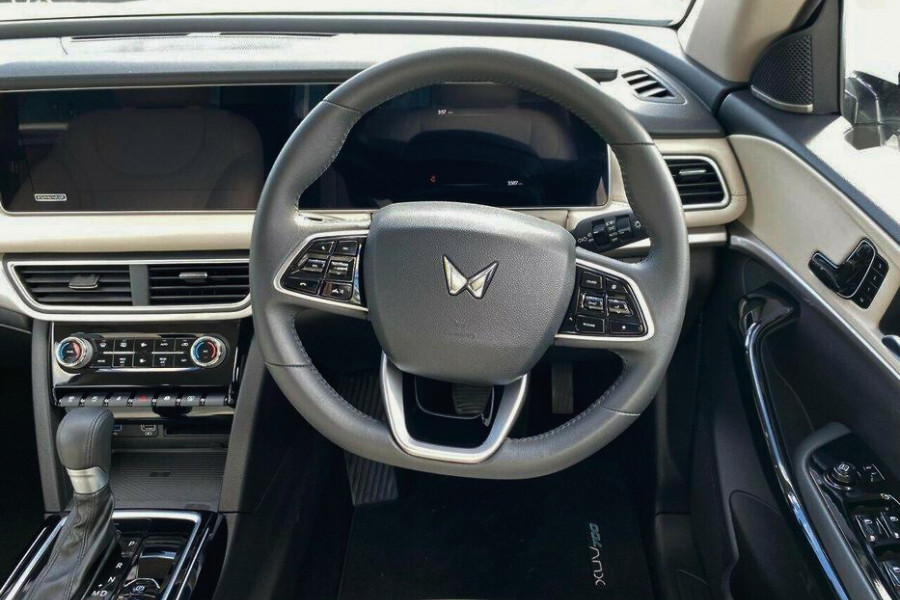 2023 Mahindra XUV700 AX7L Wagon Image 12