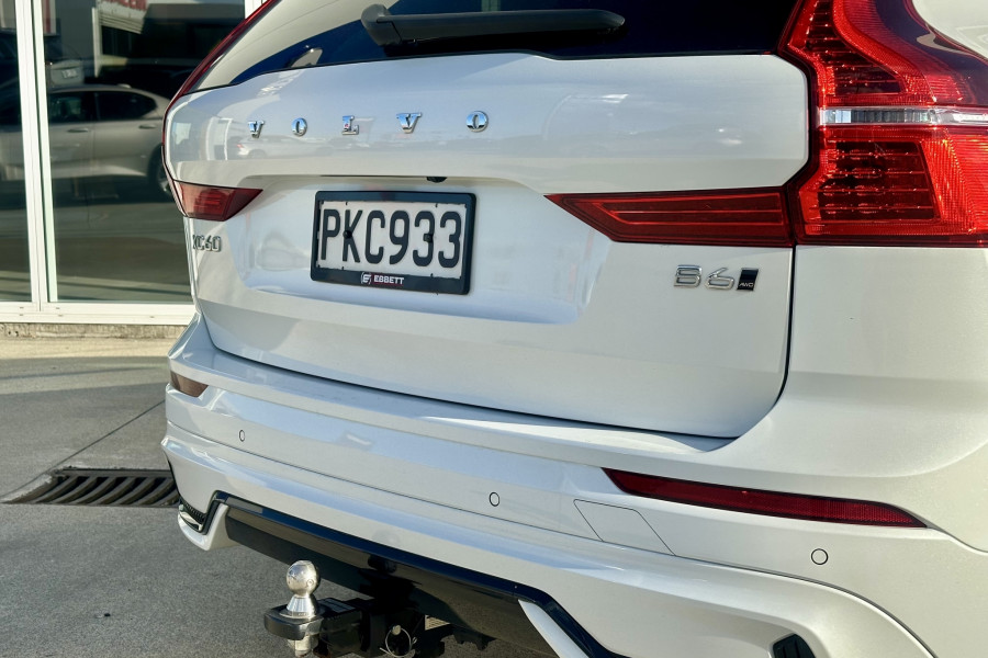 2022 Volvo XC60 B6 AWD R-Design SUV Image 9