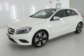 2014 Mercedes-Benz A Class W176 A200 Hatchback Image 3
