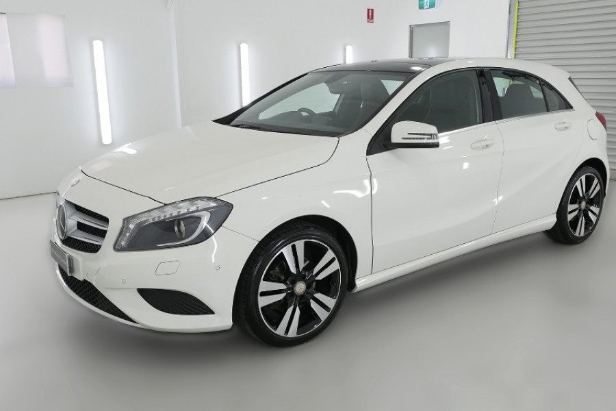 2014 Mercedes-Benz A Class W176 A200 Hatchback Image 3