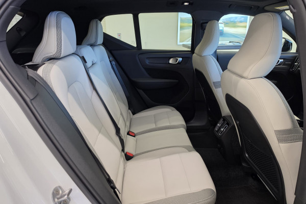 2026 Volvo EX40  Ultra Single Motor Extended Range SUV Image 17