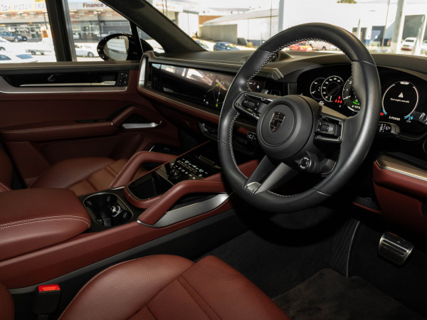 2024 MY25 Porsche Cayenne Turbo E-Hybrid SUV image 19
