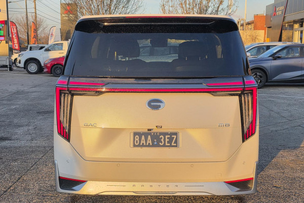 2026 GAC M8 PHEV  Luxury People Mover Image 6