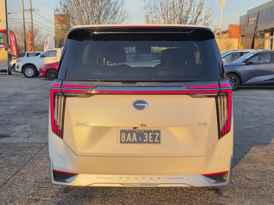 2026 GAC M8 PHEV  Luxury People Mover Image 6