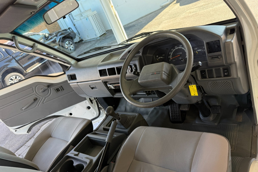 2008 Mitsubishi Express Van Image 13