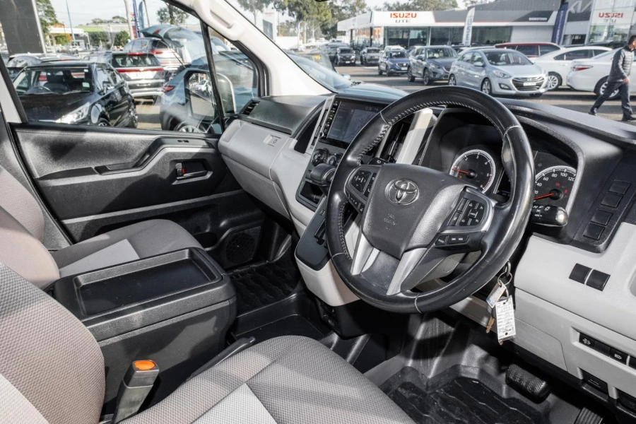 2022 Toyota HiAce GDH300R  Van Image 7