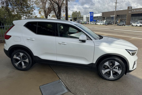2025 MY26 Volvo XC40 XZ Ultra B4 Bright SUV Image 4